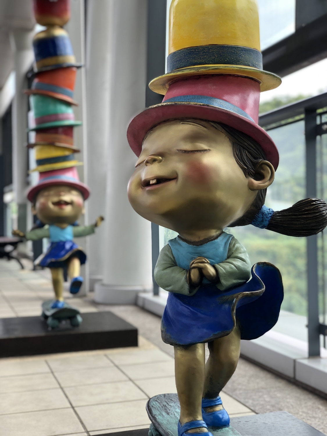 淡水沙崙線-淡海輕軌公共藝術《閉上眼睛一下下》。創作者：幾米 圖：新北市文化局提供