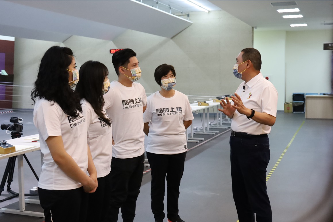 侯友宜與新北選手分享林口運動中心射擊場的規劃。 圖：新北市體育處提供