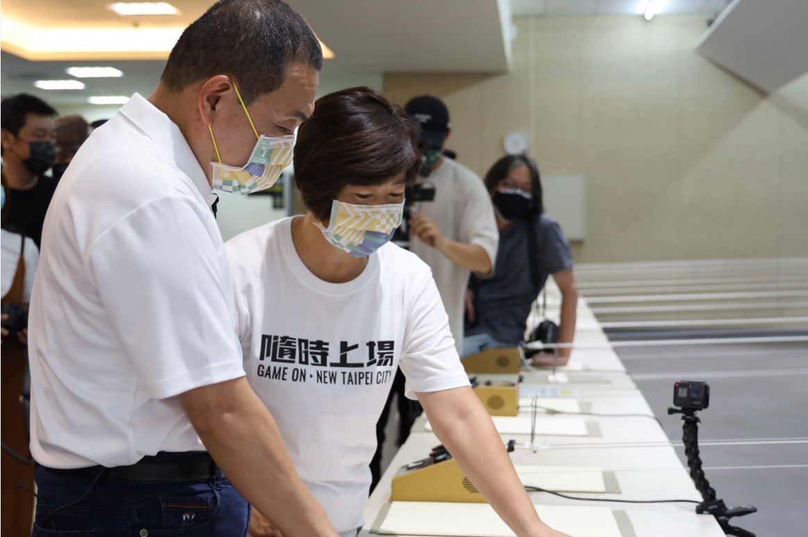 陳秋燕跟侯友宜說明空氣槍射擊。 圖：新北市體育處提供