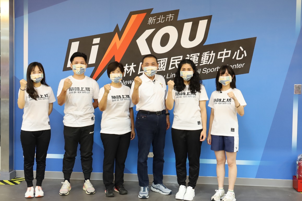 (右起)吳佳穎、杜禕依姿、侯友宜、陳秋燕與郭冠廷跟劉皓甄來到林口運動中心射擊。 圖：新北市體育處提供