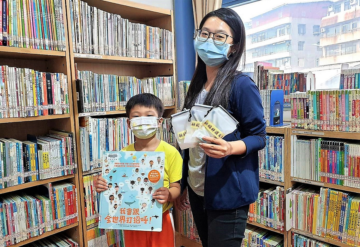 史上最長的「暑假」即將結束，為了幫助學生收心準備返校，新北市立圖書館特別推出一系列開學收心活動，同時還準備了祈福好運文具，讓學子重新找回學習步調，做好開學準備。 圖：新北市立圖書館提供