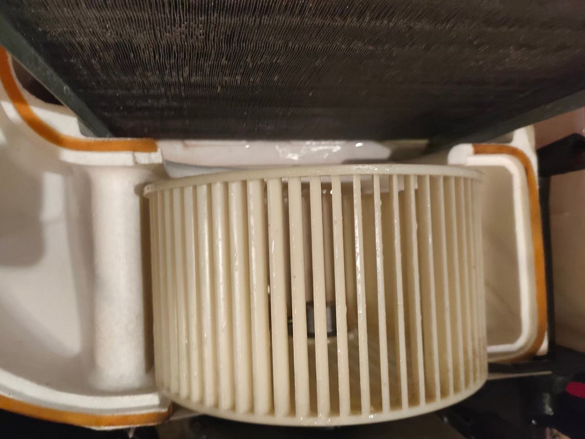新北經發局表示定期清洗濾網約可節省7%電費，整台冷氣透過清洗約可產生10%-20%節電效益，也能清除長年累積在機器內的黴菌與粉塵。 圖：新北市經發局提供