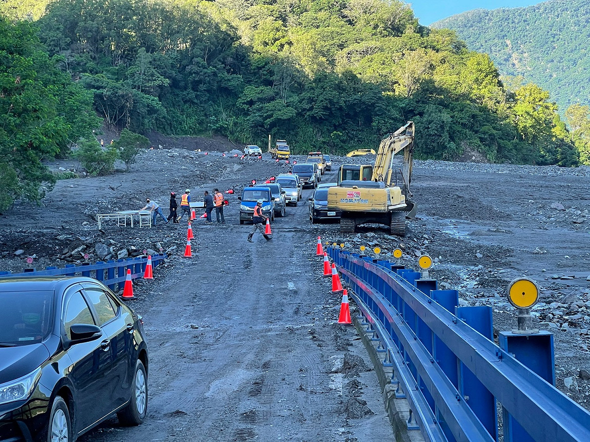 台20線明霸克露橋遭洪水沖斷，歷經17天搶修終於在今日開放便道。 圖：公路總局／提供