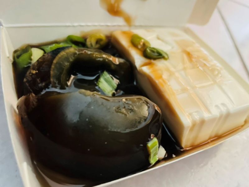 近日有網友表示，朋友告訴他，皮蛋豆腐「要用湯匙， 夾一塊豆腐然後加一塊皮蛋， 一口吃下去」，結果他一吃發現新世界！ 示意圖／記者陳雅雲攝