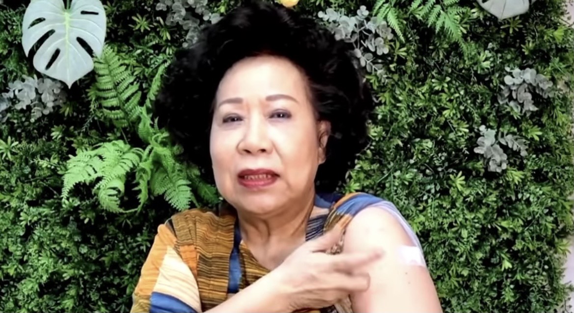 黃越綏秀出她注射完高端疫苗的手臂，並與大家分享心得。 圖：翻攝自黃越綏臉書影片