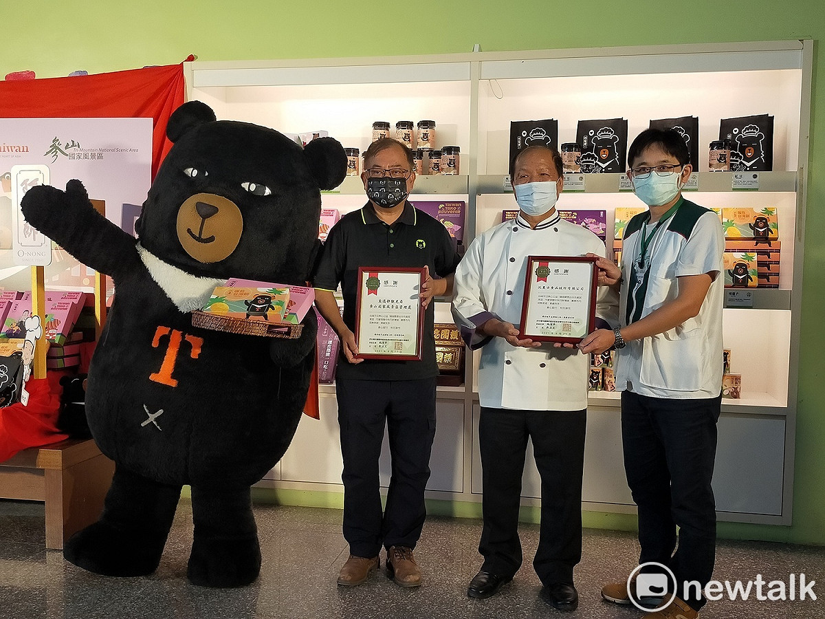 北台中家扶中心督導黃泓文（右）回贈感謝狀予阿聰師（中）及參山處代理處長曹忠猷（左）。 唐復年/攝