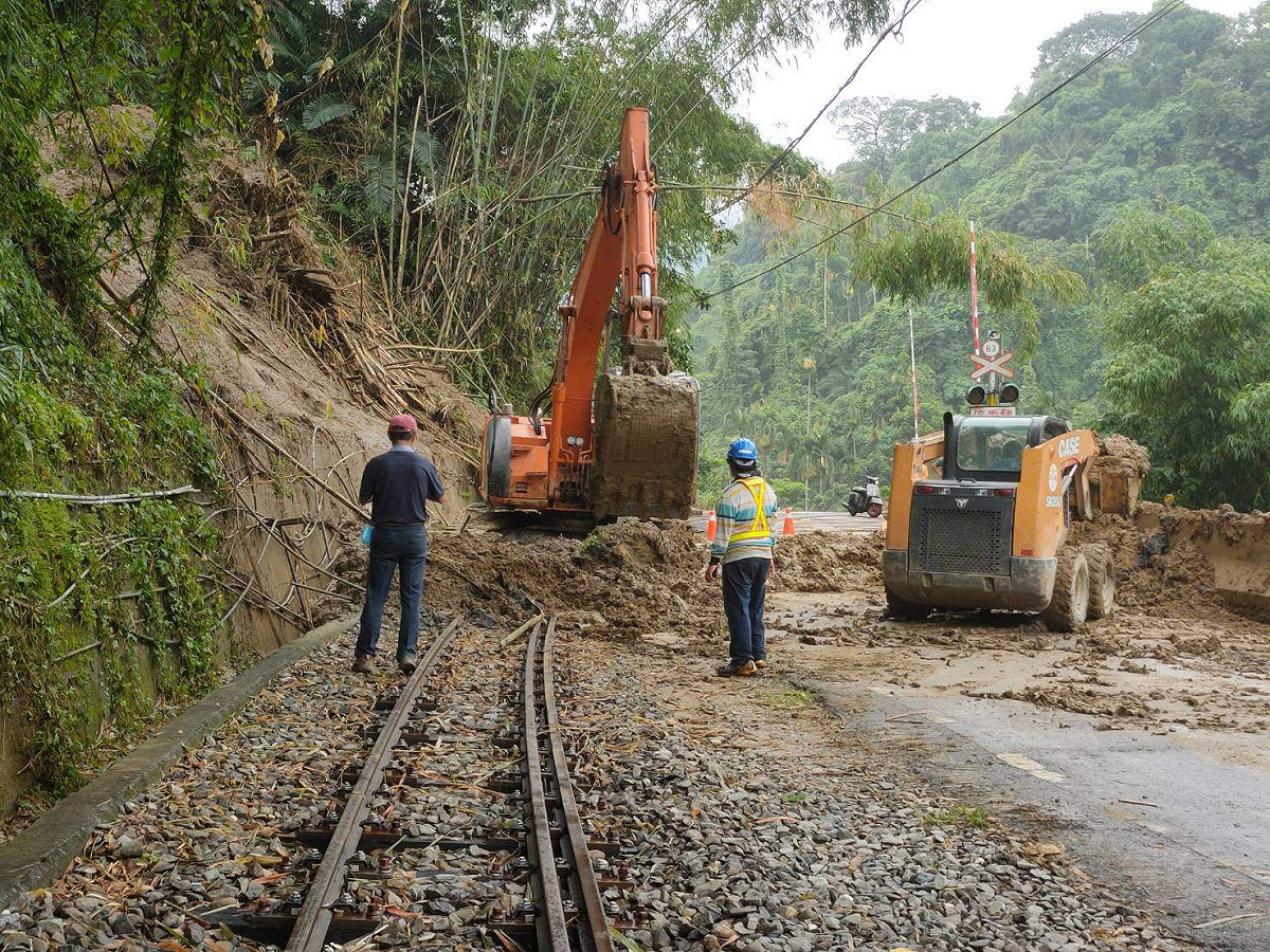 阿里山森林鐵路今天下午因邊坡土石滑落，造成交通受阻，林鐵處立即派員搶修。 圖：林鐵處/提供