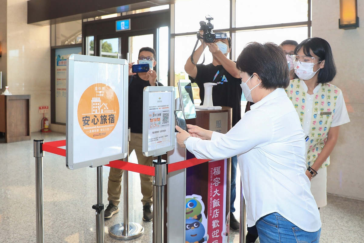 台中市長盧秀燕訪視麗寶樂園福容大飯店防疫整備措施。 台中市政府/提供