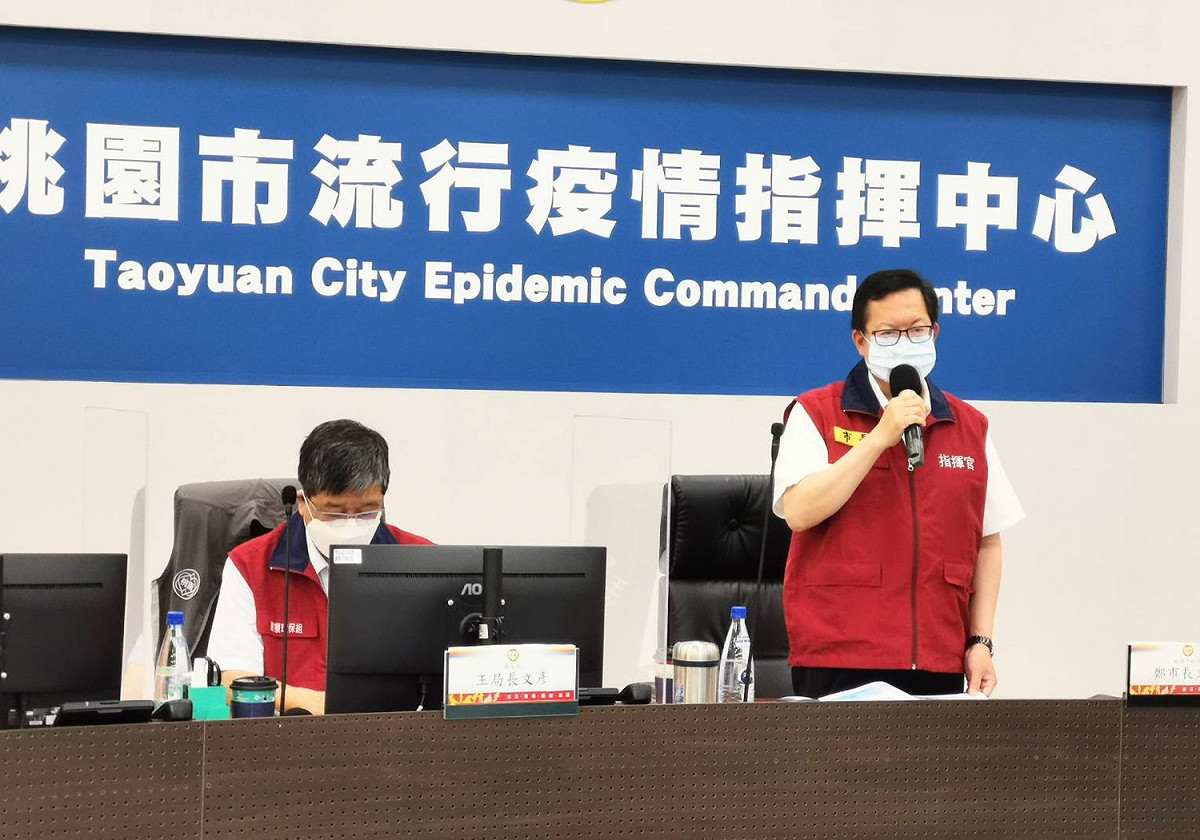鄭文燦主持防疫會議，說明桃園市目前各項疫苗接種方案進度。 圖：桃園市政府／提供