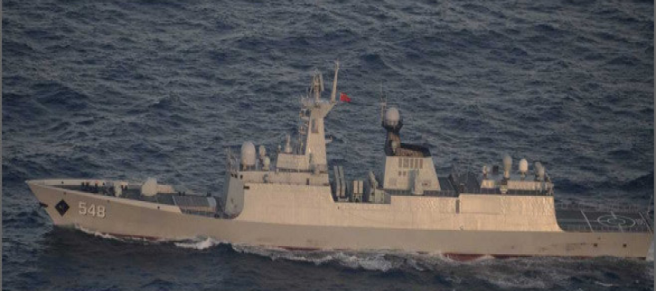 日本海上自衛隊在24日凌晨1時於沖繩縣久米島西北約240公里的海域，發現解放軍軍艦052C型驅逐艦鄭州艦 (151) 。 圖：翻攝自環球網