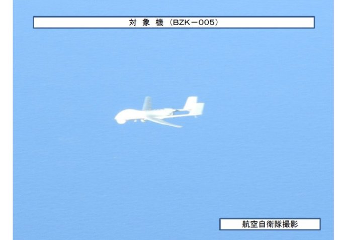 日本防衛省統合幕僚監部通報25日有3架中共軍機通過沖繩和宮古島間進入西太平洋空域，包含罕見的「BZK-005」無人機。 圖：翻攝防衛省統合幕僚監部推特