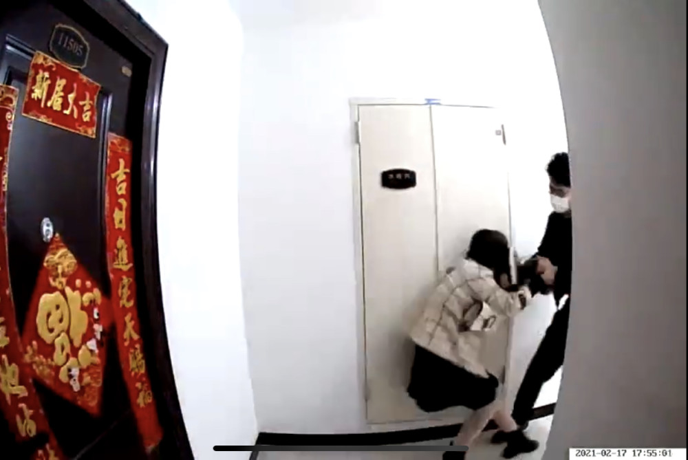 監視器拍到樓梯間雷某對小雅拉扯。 圖：翻攝自微博