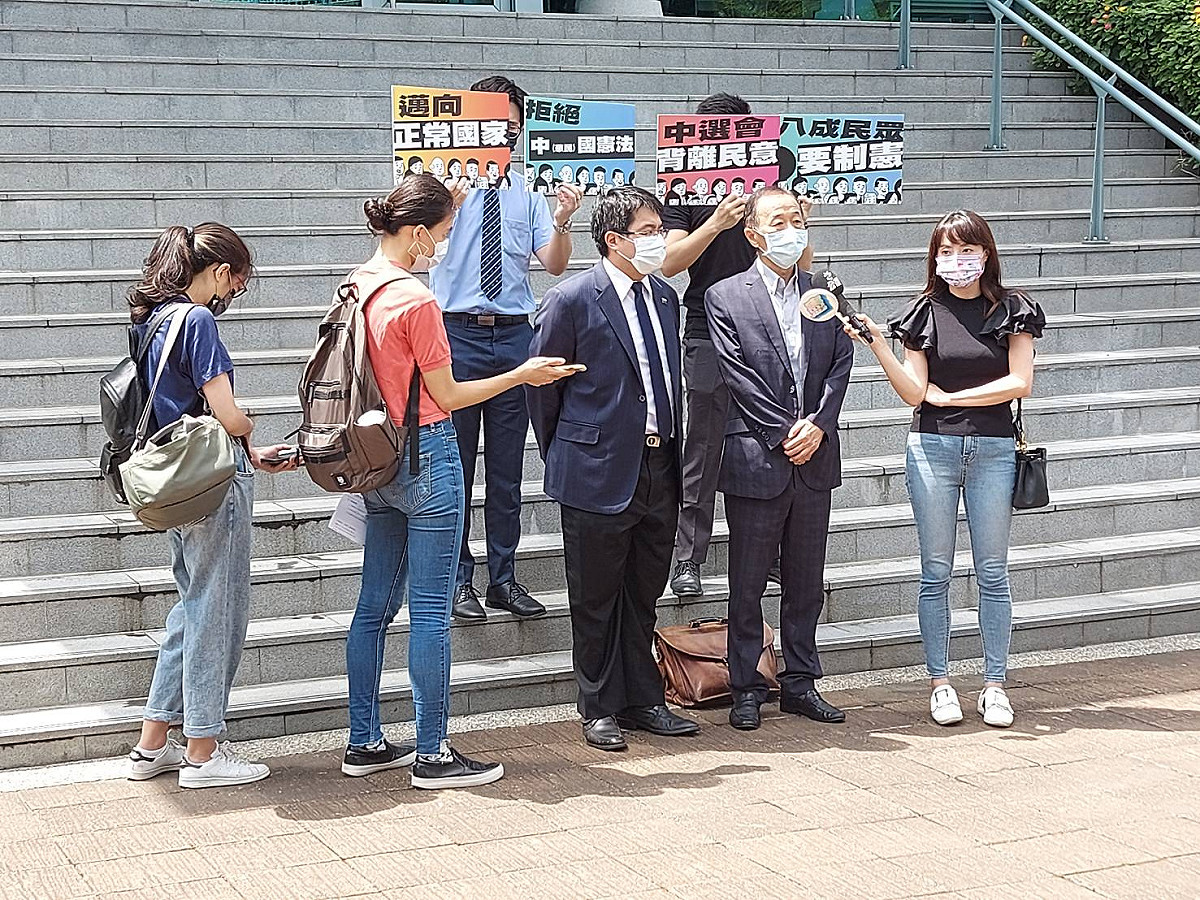 台灣史上第一次制憲公投訴訟今天判決，台灣制憲基金會、律師團黃帝穎等人在台北高等行政法院前召開記者會。 圖：台灣制憲基金會提供