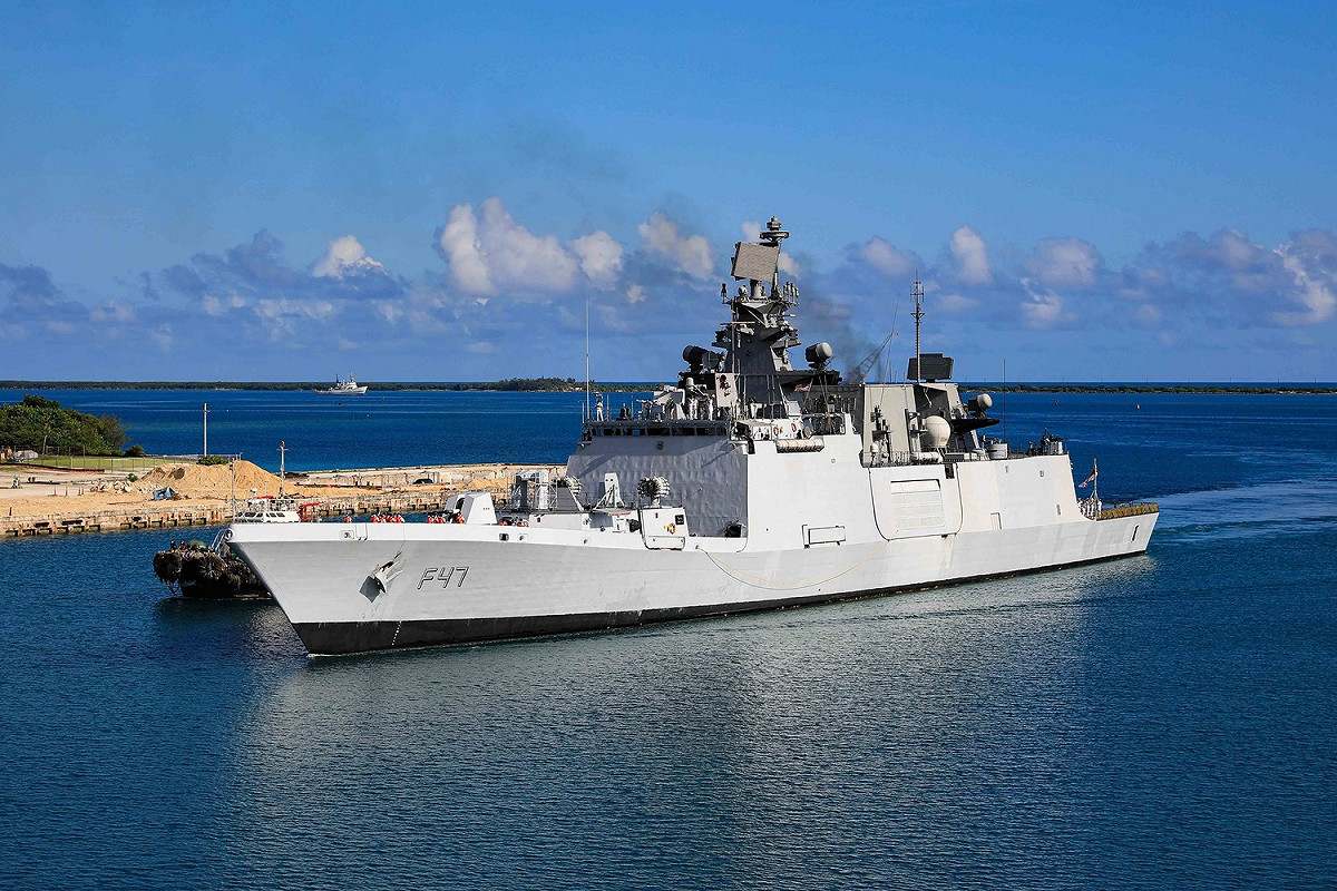 印度導彈護衛艦「什瓦利克號(INS Shivalik F47)」參加「馬拉巴爾2021」(Malabar 2021)演習，提前停靠關島。 圖：翻攝U.S. Pacific Fleet臉書