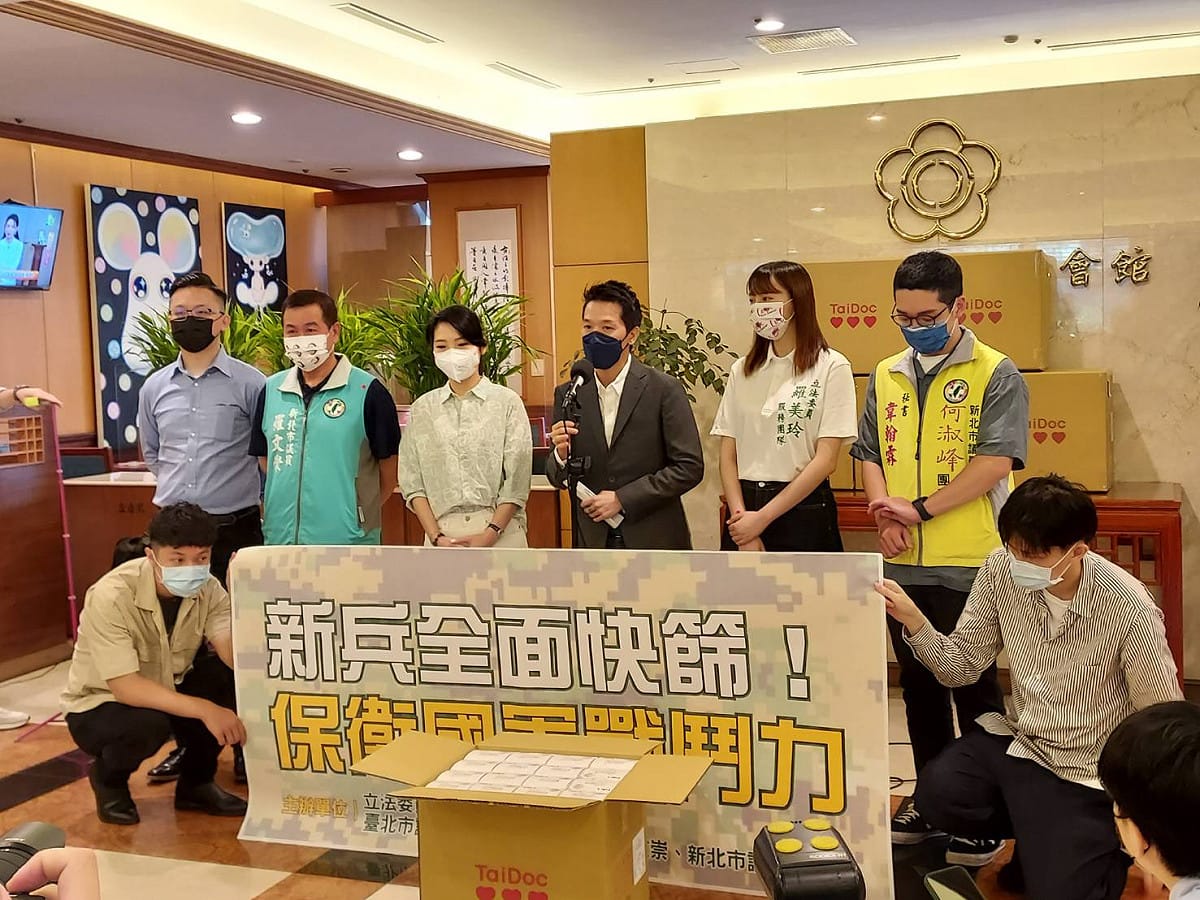 何志偉今天召開「新兵全面快篩！保衛國軍戰鬥力」記者會。 圖:陳佩君/攝