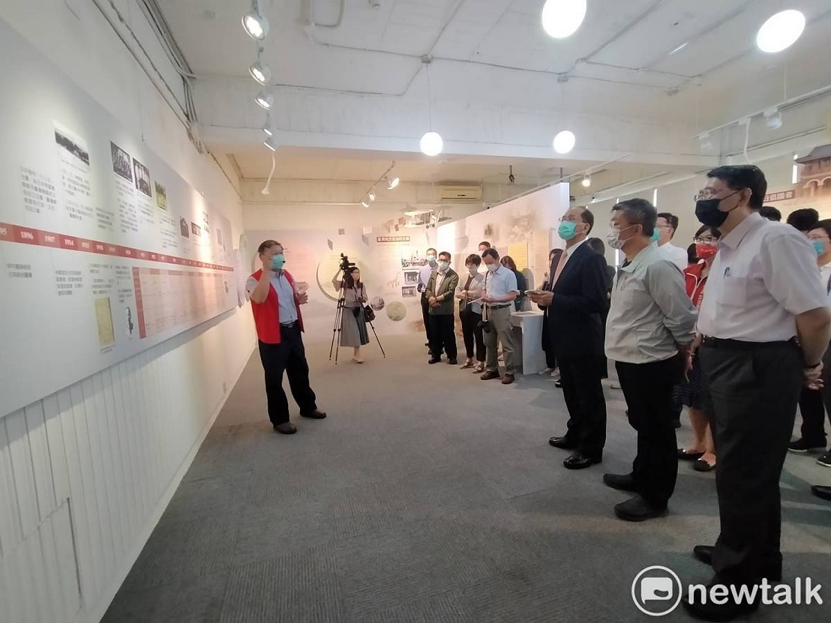 游錫堃率立院一級主管參觀「台灣議會設置請願運動百年展」。  唐復年/攝