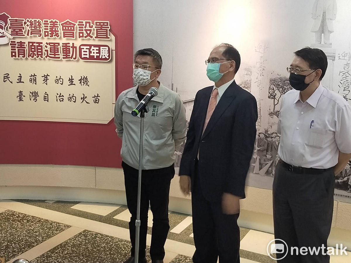 游錫堃說，認真看一遍展覽，等於讀了一本台灣史。 唐復年/攝
