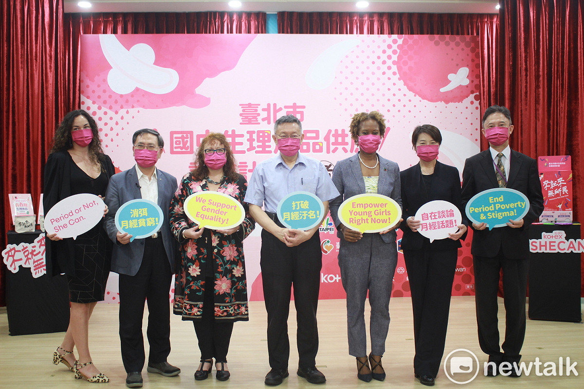 台北市長柯文哲（中）、副市長黃珊珊（右2）、蔡炳坤（左2）、市長室涉外事務總監周台竹（右1）、駐台使節團團長聖克里斯多福及尼維斯大使館大使查絲敏‧哈菁絲（右3）、紐西蘭商工辦事處代理代表李思怡（左3）、澳洲辦事處副處長宋洛若（左1）。 圖：周煊惠 / 攝