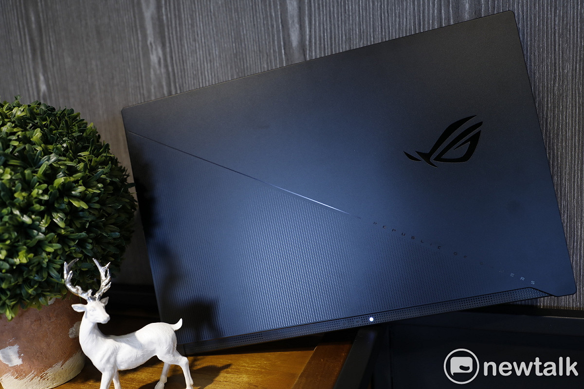 ROG Zephyrus S17 GX703搭載第11代Intel Core i9-11900H處理器以及NVDIA GeForce RTX 3080顯示卡。 圖：陳耀宗／攝