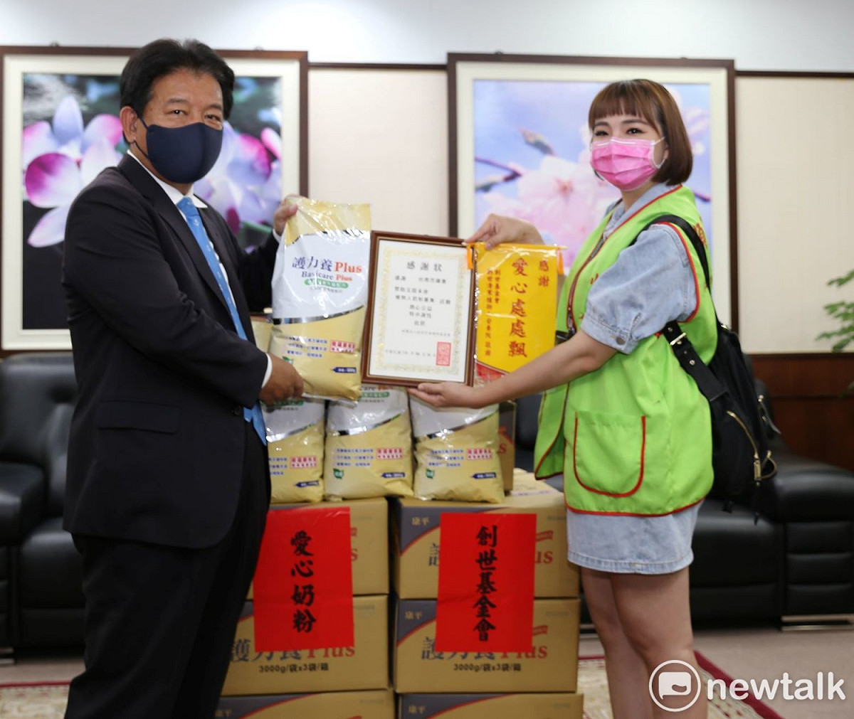 臺南市議會有鑑於疫情當下，社福團體得到的物資有限，特地在普渡時採買愛心奶粉作為供品，祭拜後捐贈給創世基金會，讓供品發揮實質效益。 圖：黃博郎／攝
