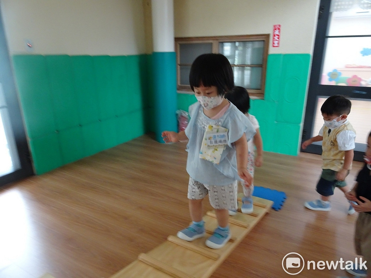 為了讓青年幸福成家，雙薪家庭不再煩惱上班時幼兒何處去，臺南市3年內公幼及非營利幼兒園2歲專班要再增加58班824名，增進年輕夫婦增產報國之信心。 圖：台南市政府提供
