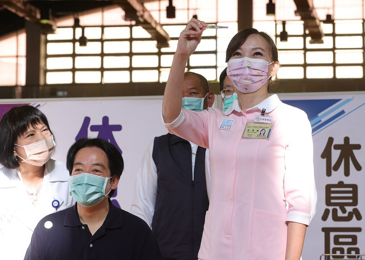 台大護理部代理護理長溫慧敏（右） 圖：總統府提供