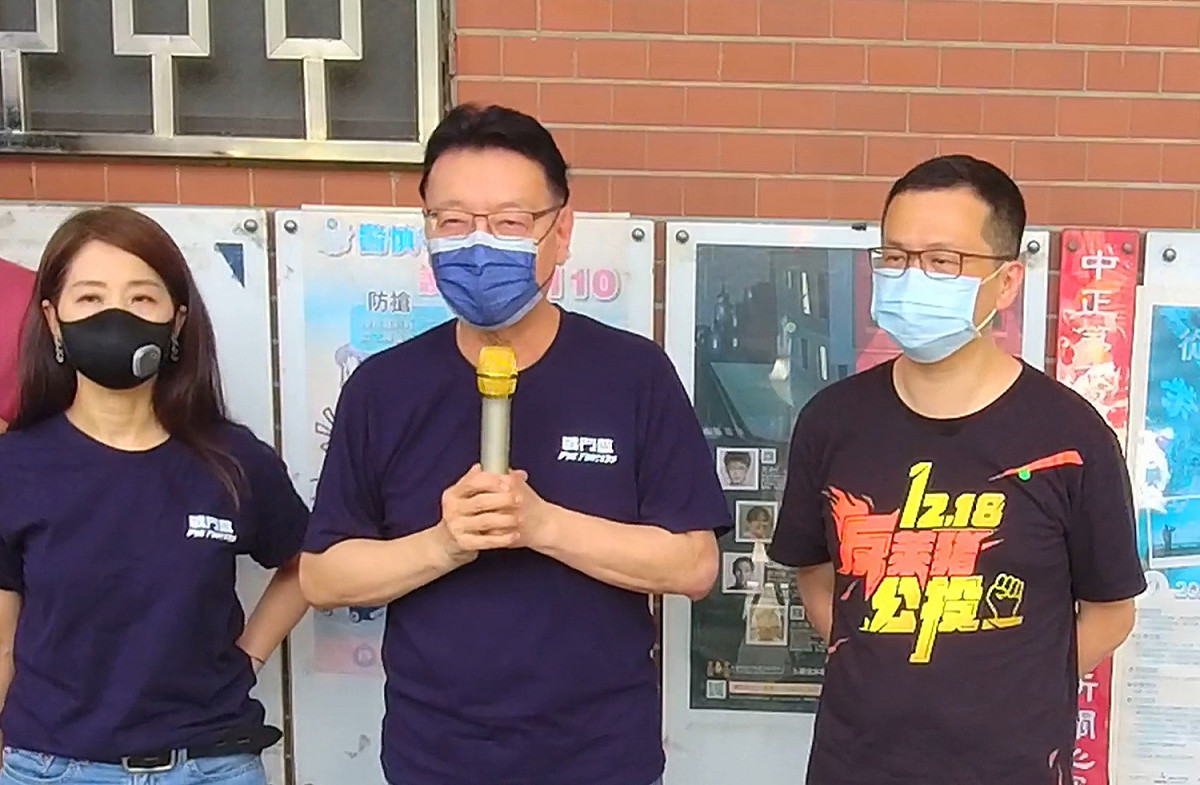 羅智強在中廣董事長趙少康陪同下，赴警局自首。 圖：擷取自趙少康臉書