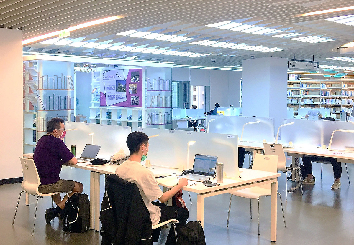 新北市29區圖書館及圖書閱覽室將自8月28日起限流重新開放自修室及資訊檢索區。 圖：新北市立圖書館提供
