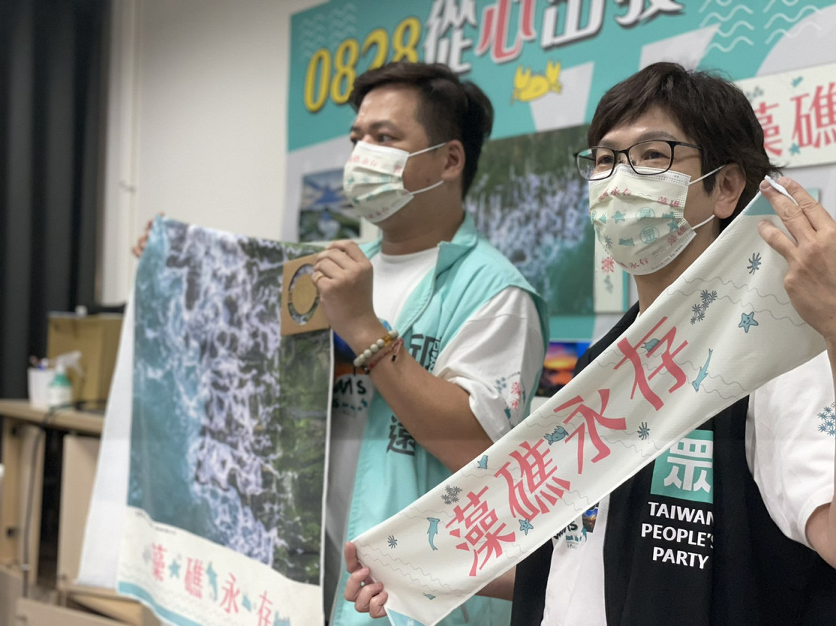 民眾黨推出公投相關文宣小物。 圖：蔡壁如辦公室 / 提供