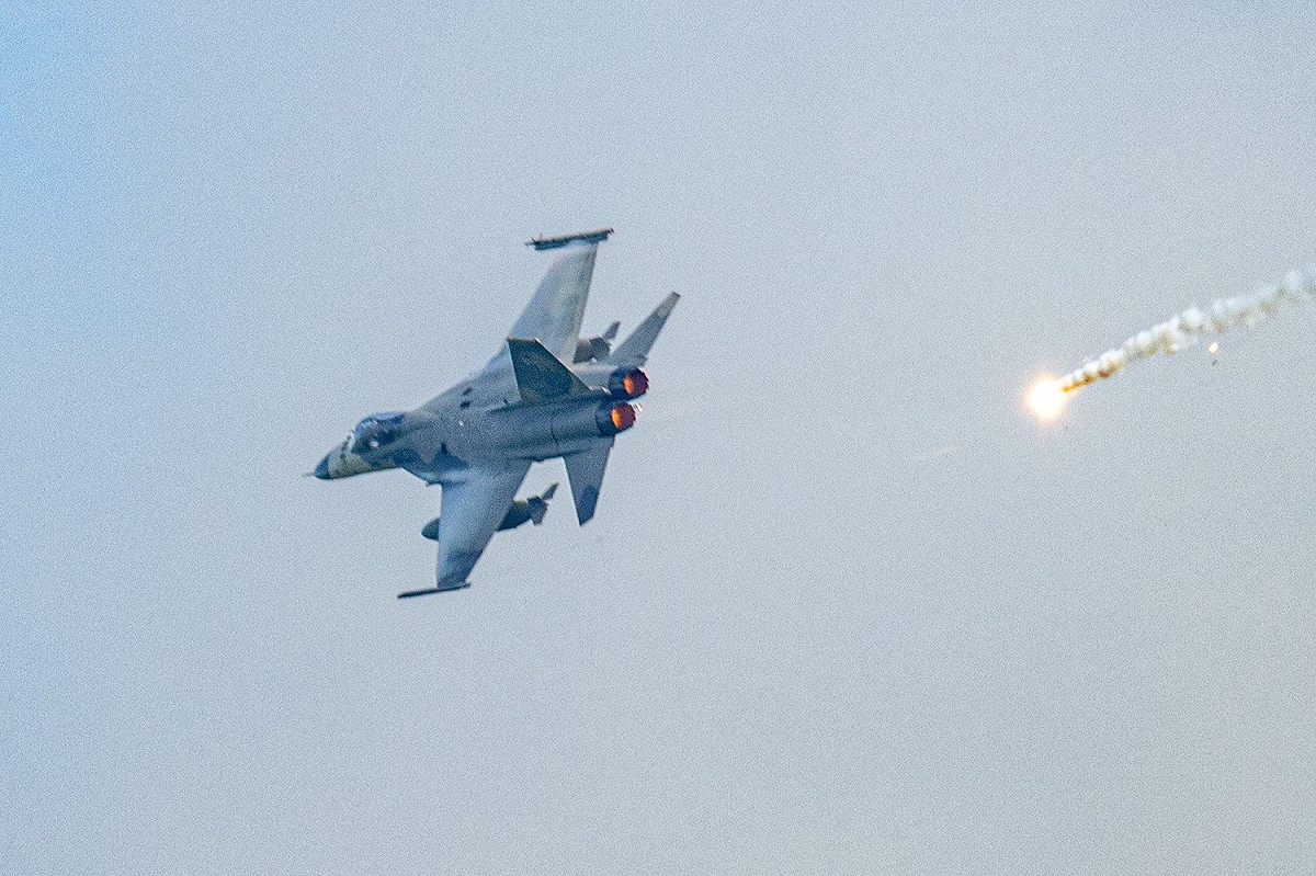 聯兵營協調空軍IDF戰機模擬對敵進行空中打擊。 圖：翻攝中華民國陸軍臉書