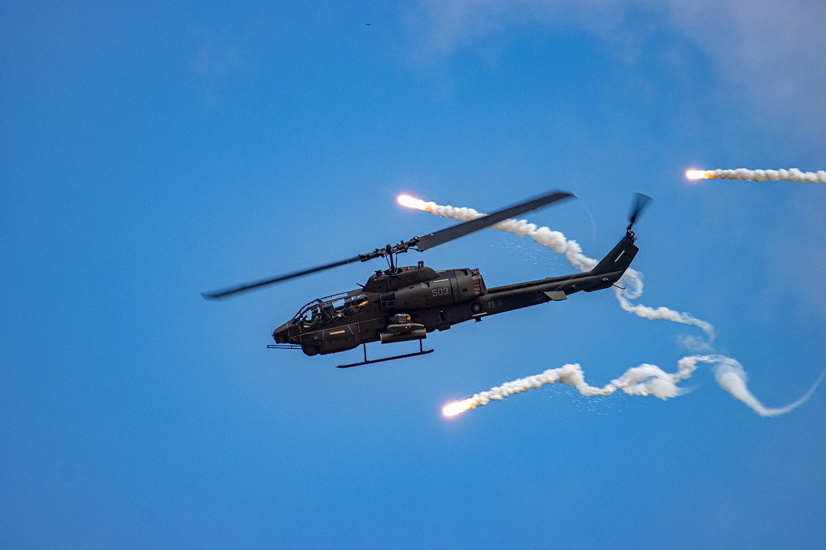 聯兵營協調空騎602旅AH-1W攻擊直升機施放熱焰彈實施戰場脫離。 圖：翻攝中華民國陸軍臉書