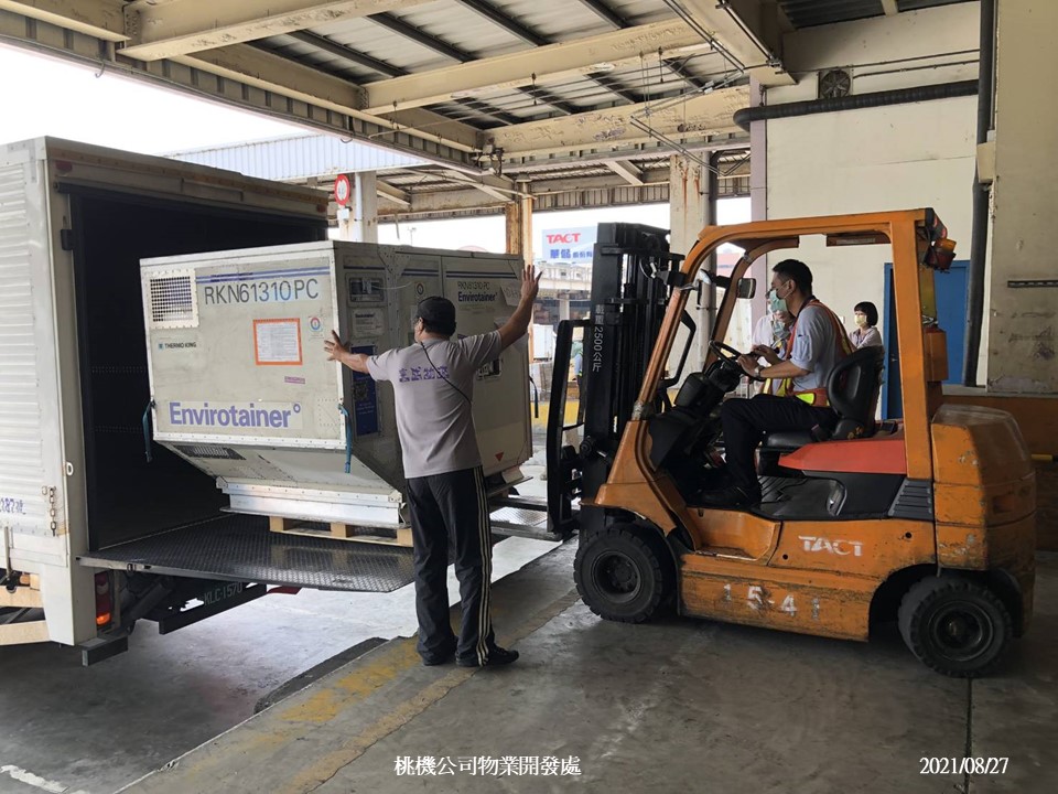 我國自購26.5萬劑AZ疫苗已於今（27）日11時37分抵達桃園國際機場。 圖：桃機公司物業開發處/提供