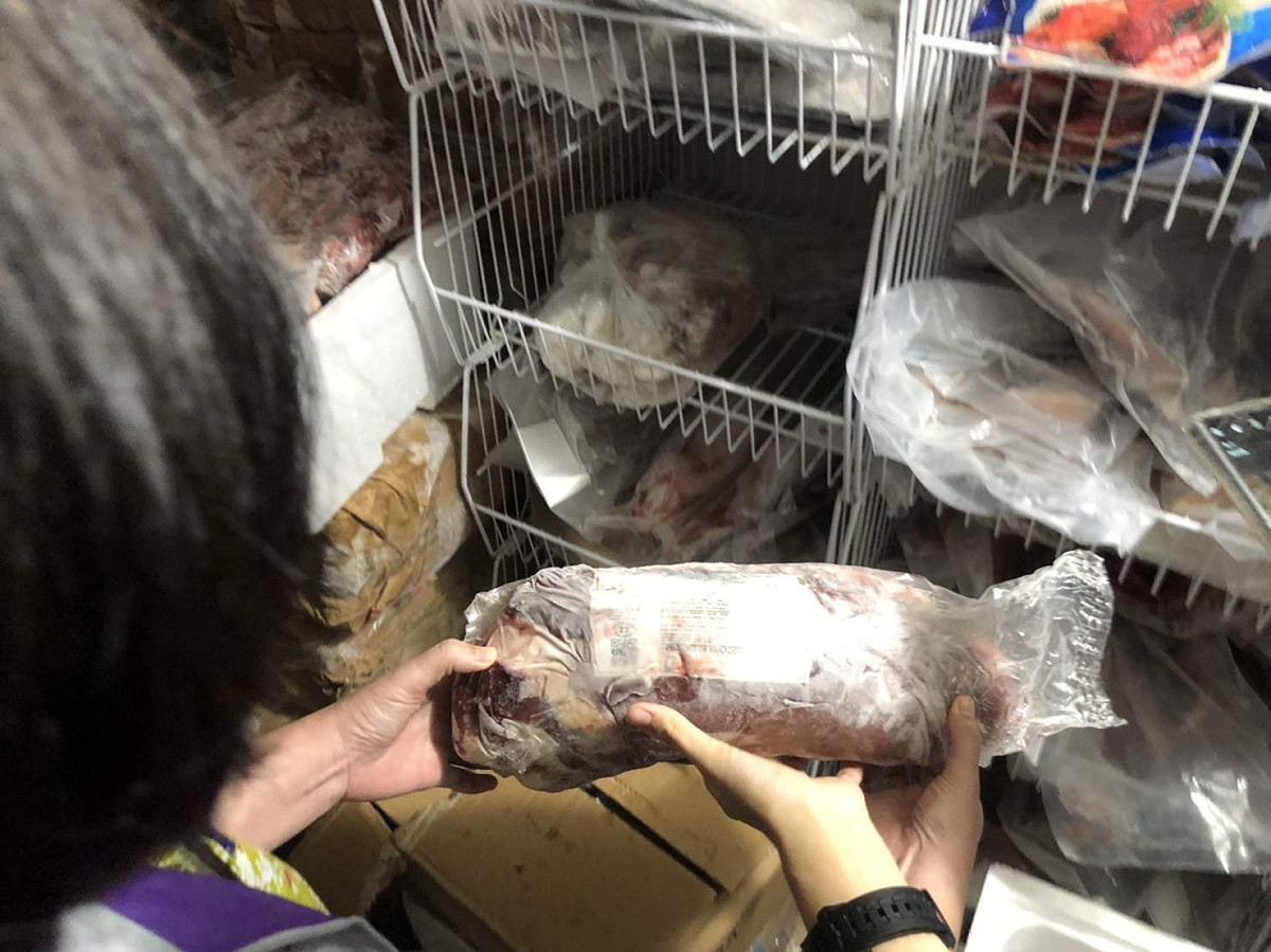 嘉義縣政府搜索肉品中盤商，採樣送驗。 圖：嘉義縣政府/提供