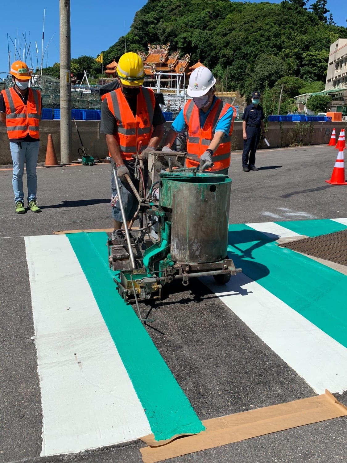 野柳國小劃設綠底行穿線。 圖：新北市交通局提供