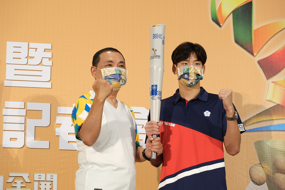 侯友宜跟東奧選手王冠閎一起宣告新北全運三路傳聖火。 圖：新北市體育處提供