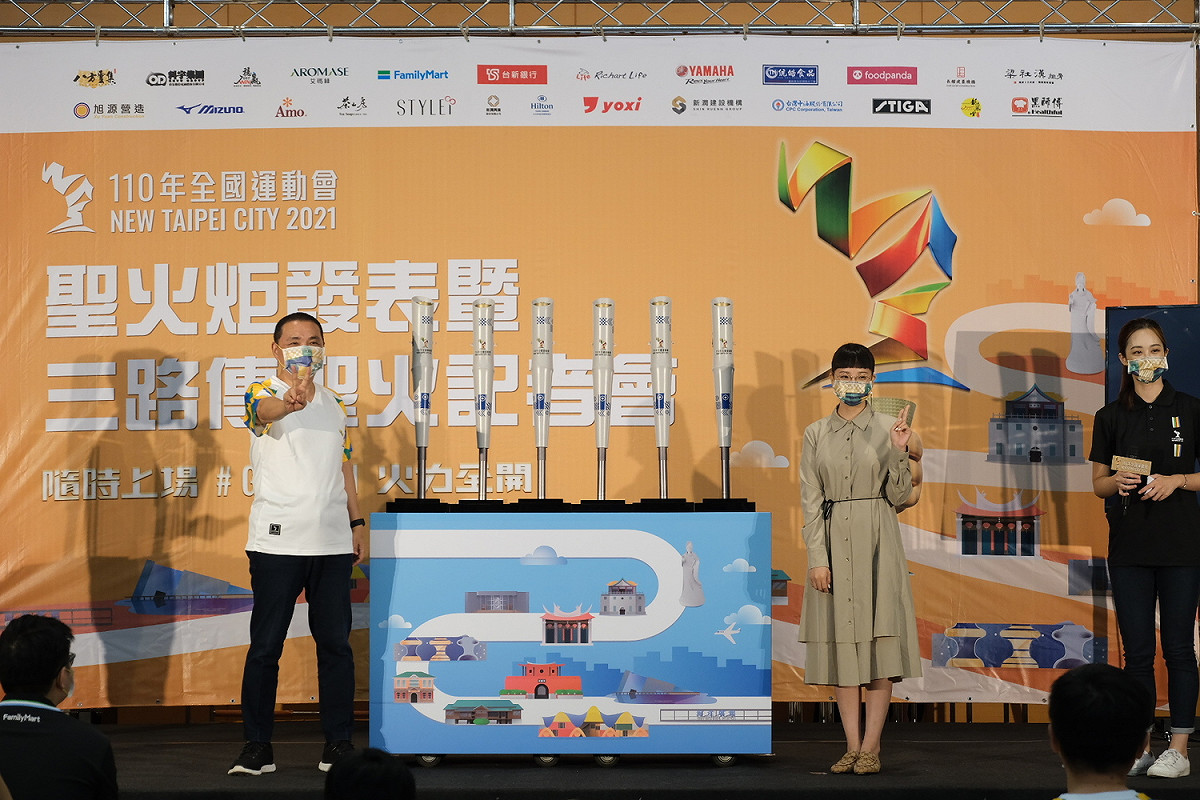聖火炬創作藝術家李昕與市長共同發表。 圖：新北市體育處提供