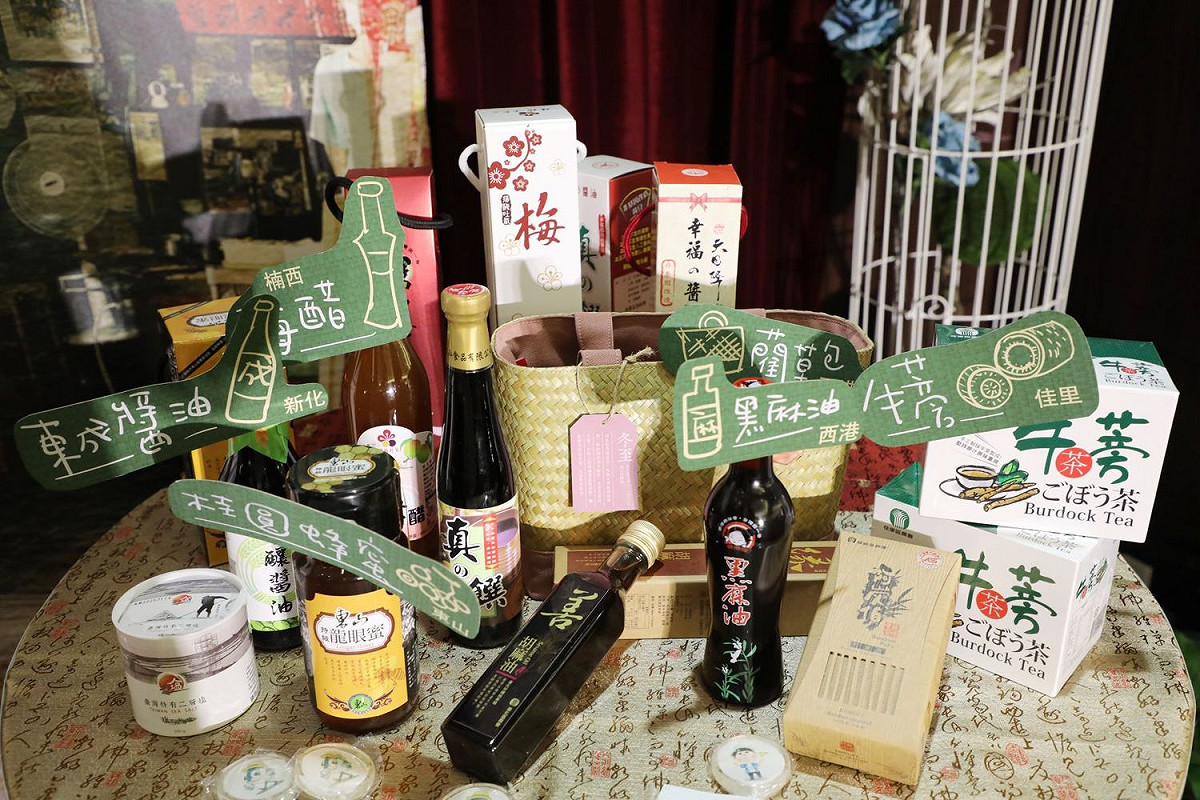 台南市政府今年聘請第57屆金馬獎新科影后，「國民阿嬤」陳淑芳擔任南市觀光大使，台南市長黃偉哲今日比照志玲姐姐結婚版「六大禮」下聘，頒發聘書及觀光大使背帶。觀光大使陳淑芳將帶領大家體驗台南旅遊景點。 圖：黃博郎／攝