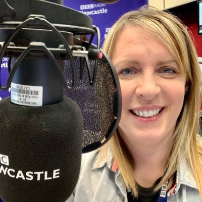 英國廣播公司紐卡索電台（BBC Radio Newcastle）女主持人蕭奧被證實她死於極罕見疫苗併發症。 圖：翻攝推特