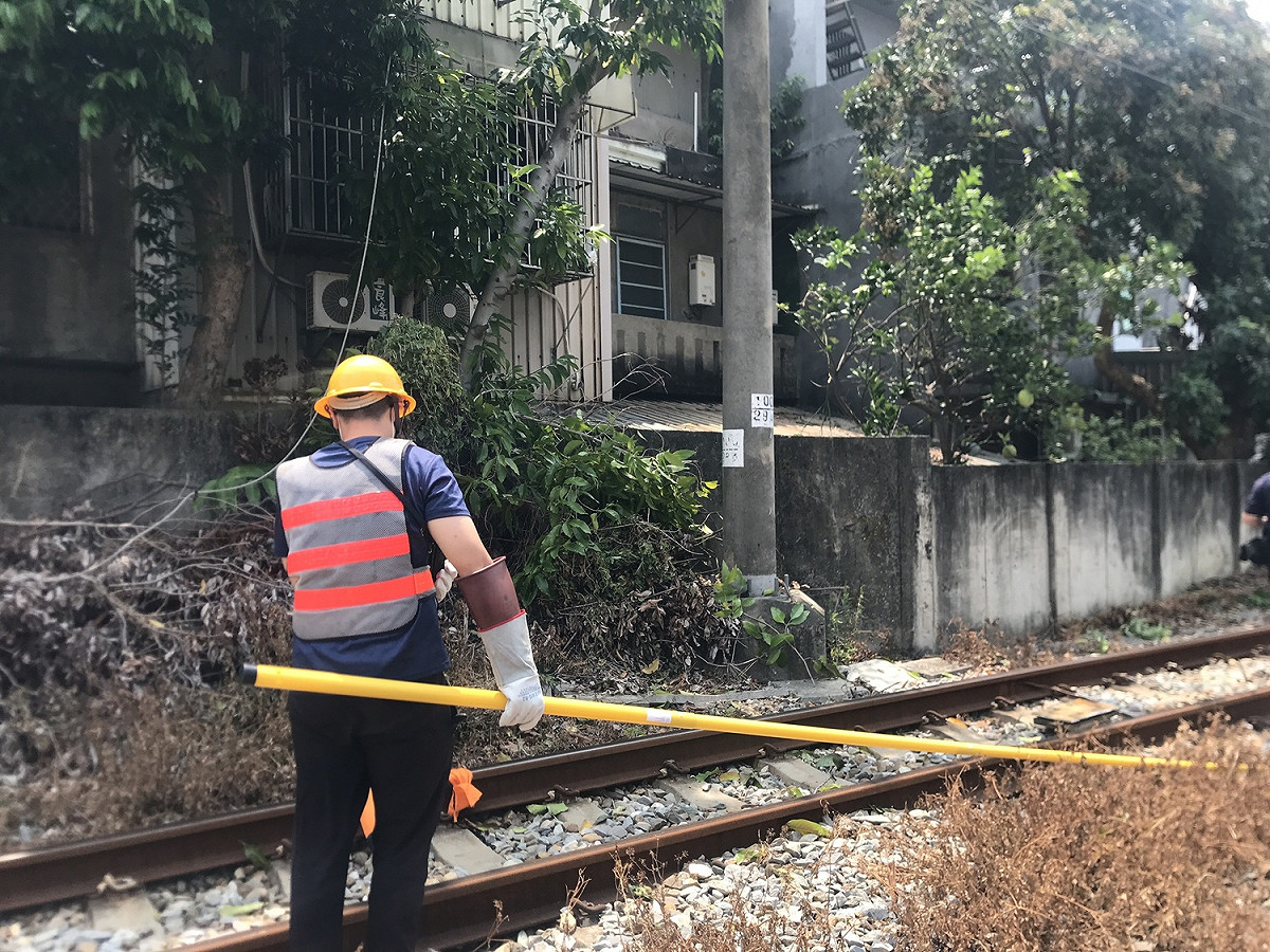 因民眾鋸樹倒塌壓到電車線，台鐵新豐=新竹路段10列車受影響延誤。 圖：台鐵／提供