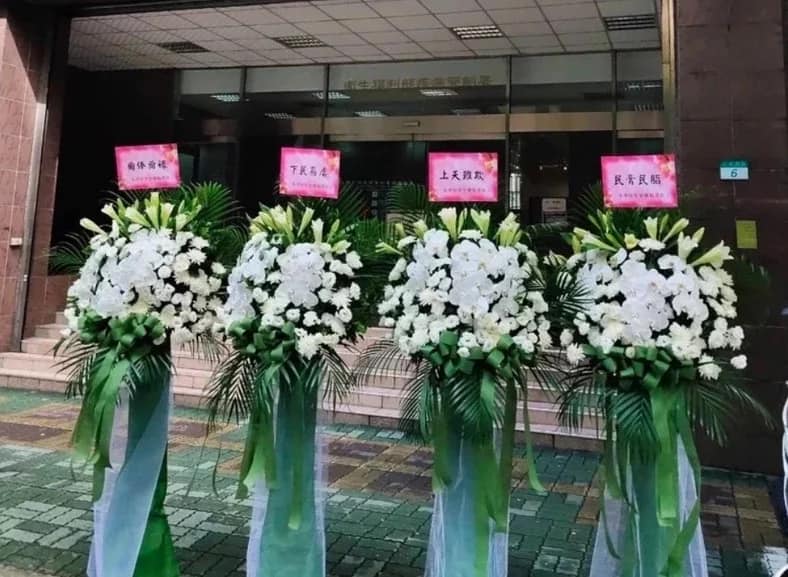 朱學恒的「花籃事件」獲不起訴，美國大學教授批整起事件為藍營炒作手法。 圖: 翻攝自翁達瑞臉書