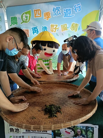 活動包括手揉茶、手炒茶體驗，期望透過本次市集活動，讓現場民眾認識台灣好茶。 水土保持局南投分局/提供