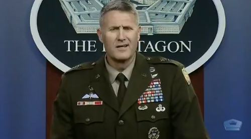 少將泰勒（Hank Taylor）少將在記者會上表示，今天凌晨的無人機空襲行動，未造成平民傷亡。 圖/Department of Defense @DeptofDefense)
