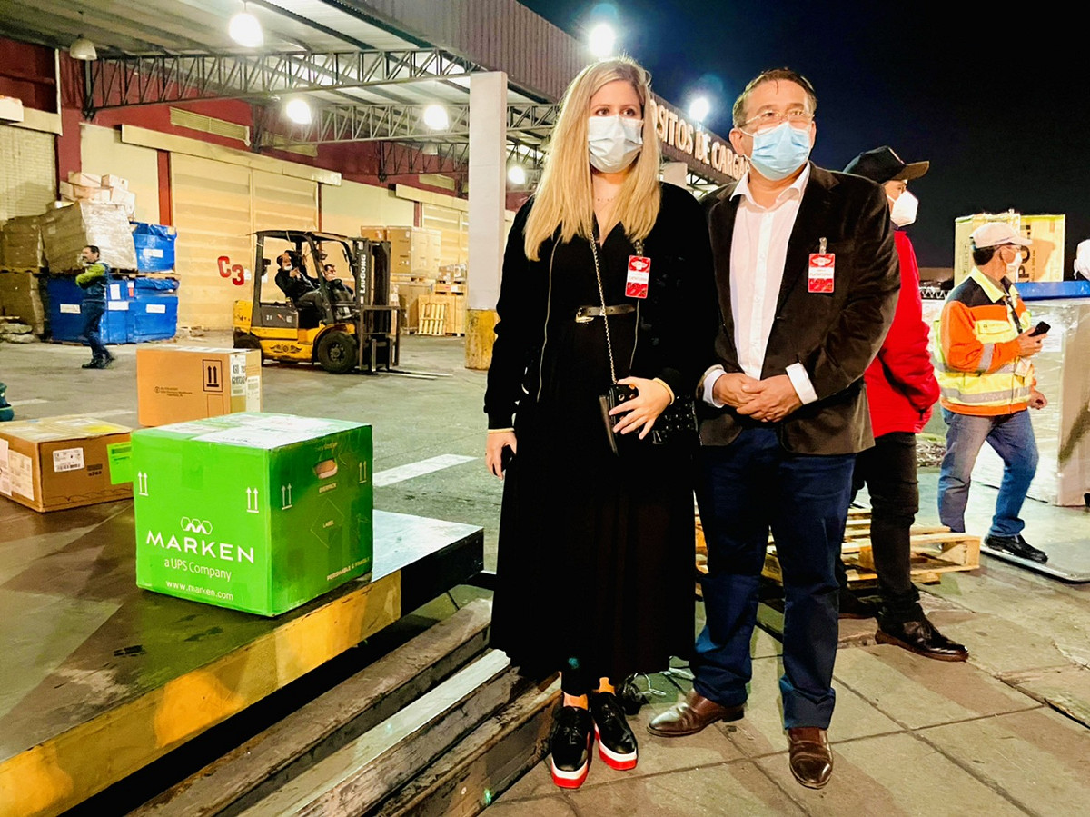 右邊為試驗主持人Dr Armoa亞松森大學醫學院教授。左邊為Dr Horvath高端在巴國代表人 圖：高端公司提供