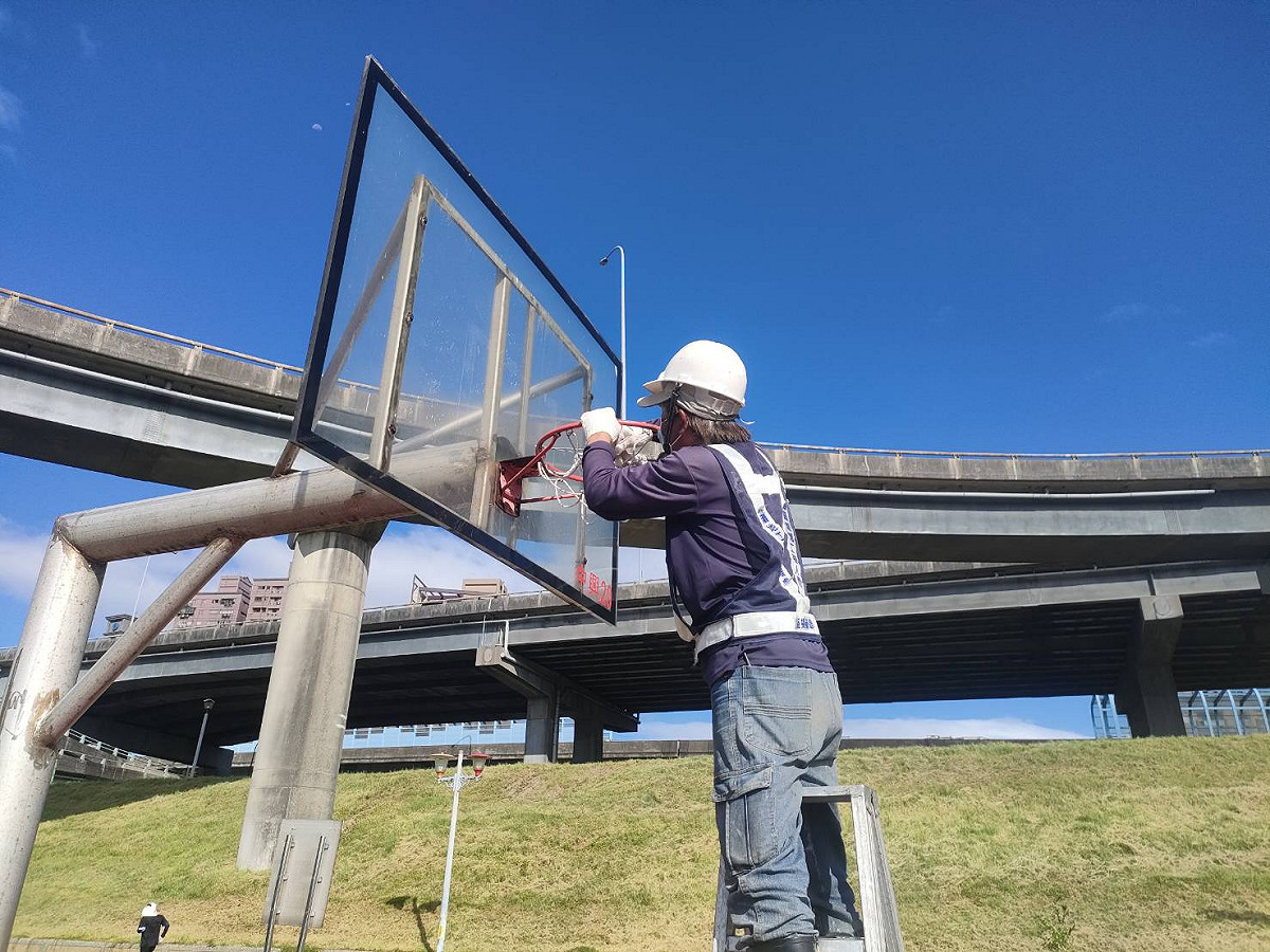 部分民眾未遵守市府防疫規定，未全程佩帶口罩及群聚情勢發生。 圖：新北市水利局提供