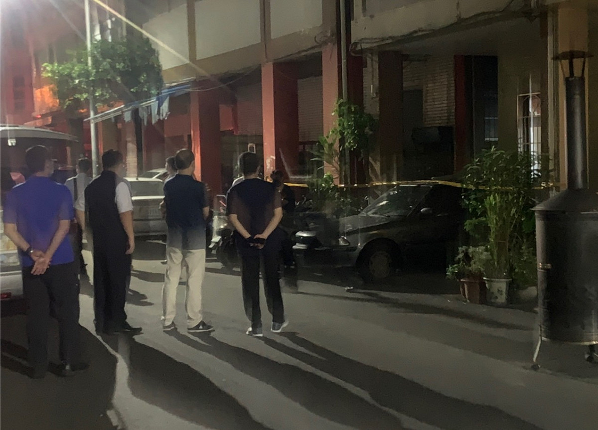 警方在夫妻雙屍命案圍起封鎖線。 圖：高市警局新興分局/提供