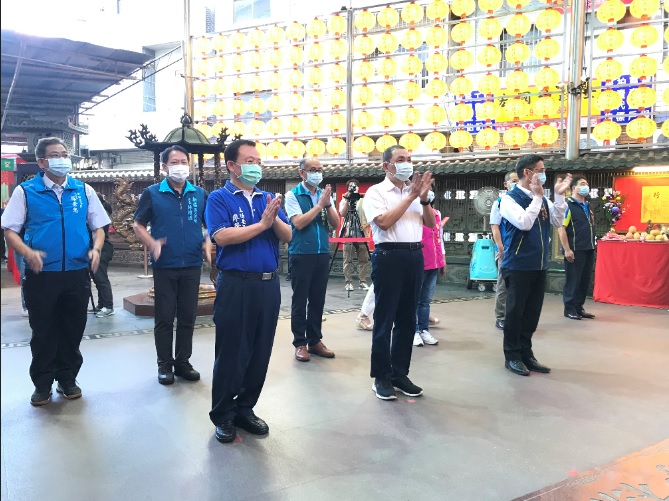 侯友宜前往參拜並視察廟方中元普渡法會防疫作為，感謝埔墘福德宮對社會濟世救助的溫暖。 圖：新北市民政局提供