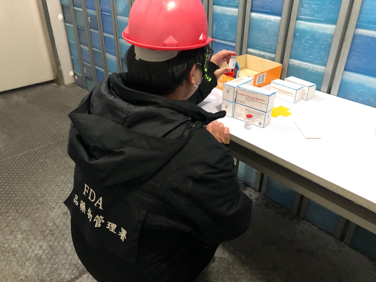 清點疫苗數量及外觀檢查。 圖：食藥署／提供