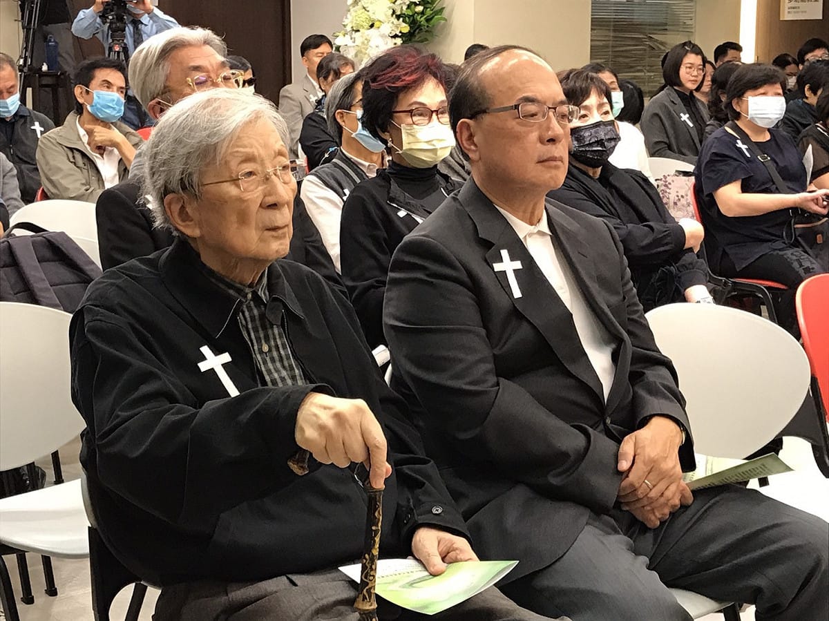 去年江文雄的追思會，有情有義的李行（左）導演還出面主辦追思會。 圖/哈里路亞家教會提供