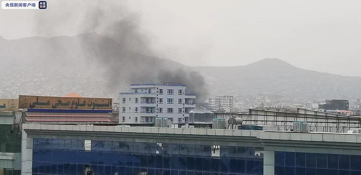 喀布爾國際機場西北方附近，現場冒出濃濃黑煙 圖：翻攝自央視新聞