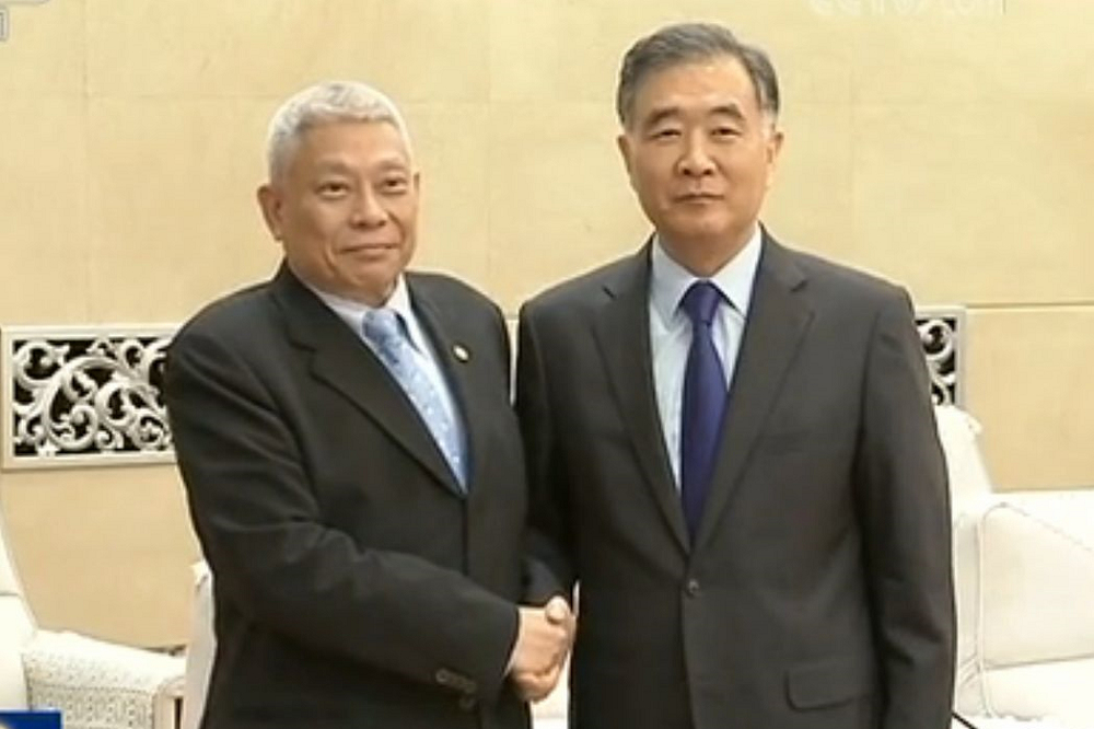 2019年「兩岸媒體人北京峰會」，旺旺集團董事長蔡衍明與全國政協主席汪洋合影。 圖：翻攝CCTV(資料照片)